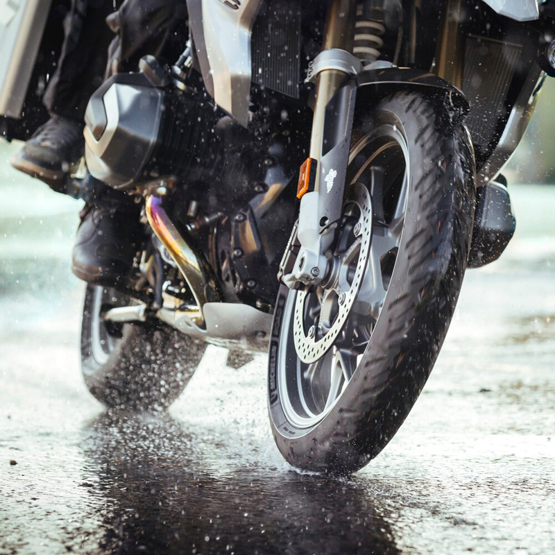 ファイテングロード Michelin Road 6 Radial Tire 110/80R19 Front [59W] | MotorcycleTire.com